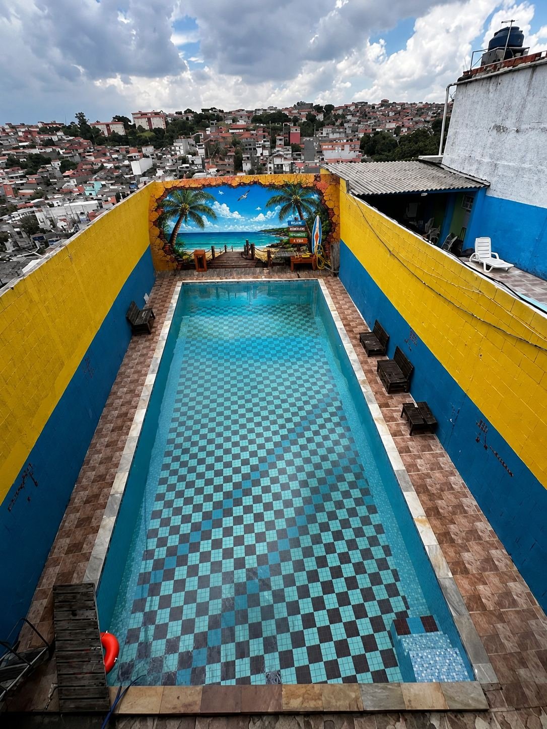 Piscina da Casa de Piscina Patrocínio, com mural de praia, no Residencial Furtuna, Itaquaquecetuba